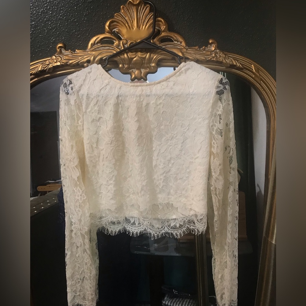 NWT Long Sleeved Maniju Lace Crop